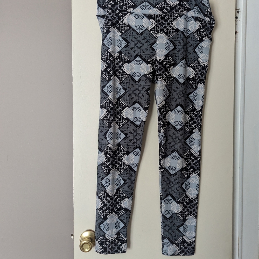 Arrow Pattern Black and White Leggings LuLaRoe